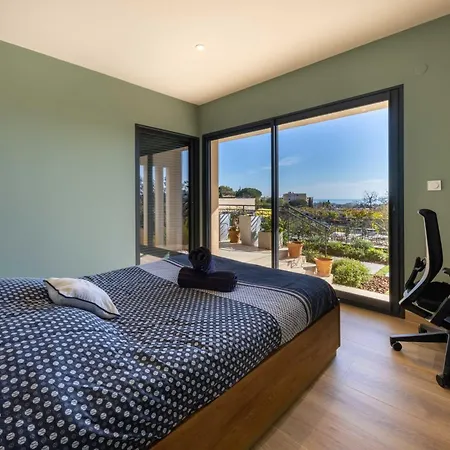 06bk - Superb Contemporary Sea-view
